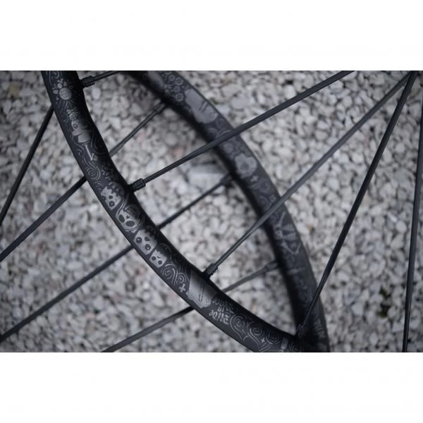 Paire De Roues MAVIC DEEMAX PRO SAM HILL 27,5'' Axe Av. 15x110 Mm - Ar. 12x148 Mm Boost 17 Paire De Roues MAVIC DEEMAX PRO SAM HILL 27,5'' Axe Av. 15x110 Mm - Ar. 12x148 Mm Boost – Image 17